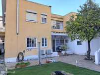 Prédio em Propriedade Total, Quintal e Garagem – Verderena/Barreiro