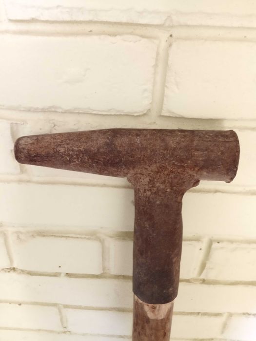 Кувалда с прочной деревяной ручкой
