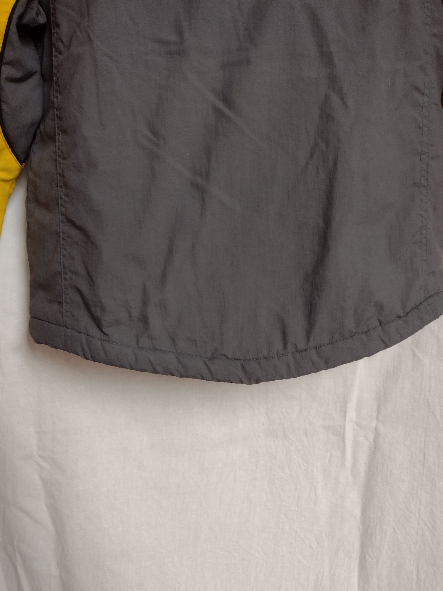 Szara kurtka zimowa chłopięca z  szalikiem i żółtą wstawką z kapturem