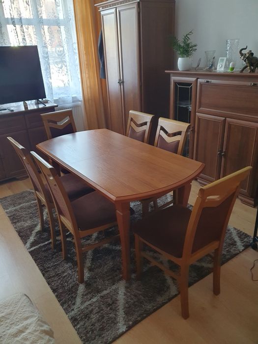 Stół rozkładany z krzesłami