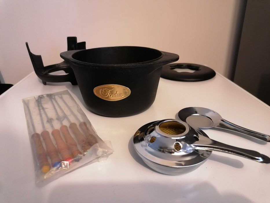 Fondue Novo em ferro fundido. Ótimo preço