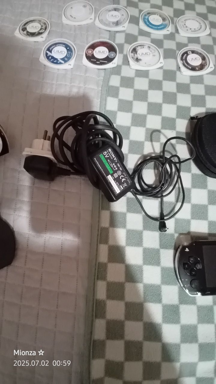 PSP com vários acessórios e 25 jogos
