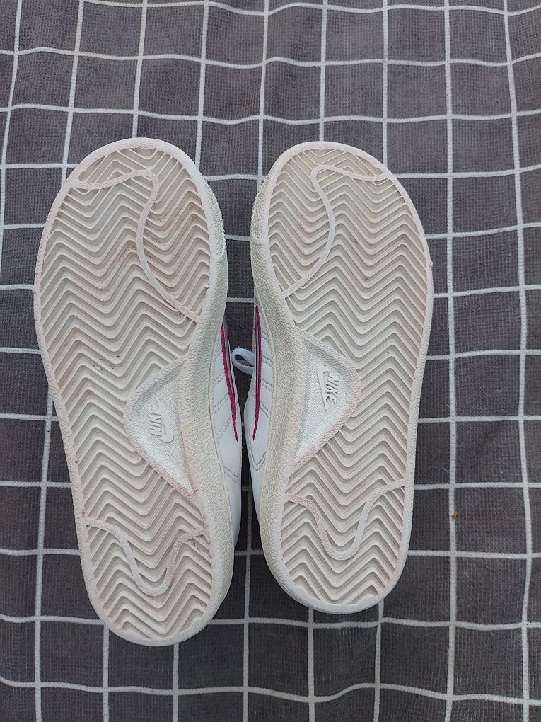 Buty NIKE białe z różowym znaczkiem