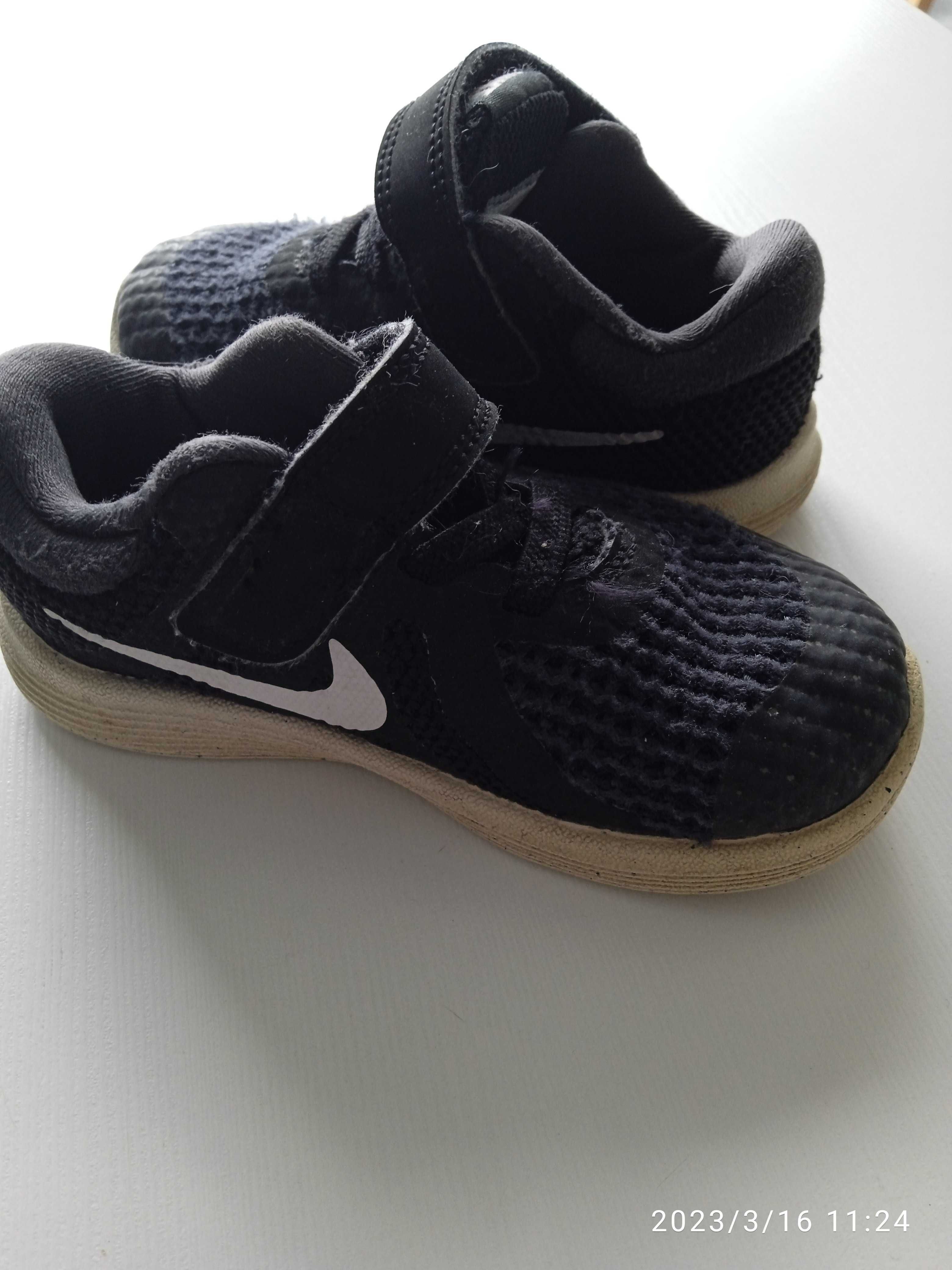 Buty dziecięce firmy Nike rozm. 22  - 5,5