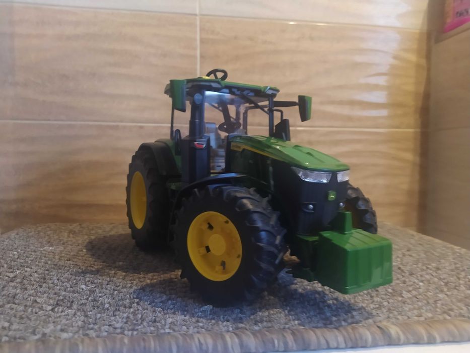Bruder Traktor John Deere 350 7R. Nowy. Idealny na prezent.