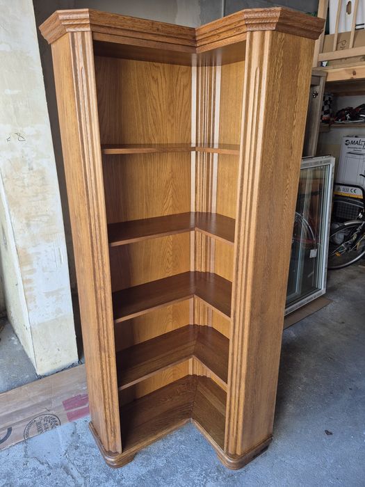 Drewniany regał narożny