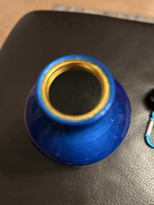 Metalowy bidon niebieski butelka