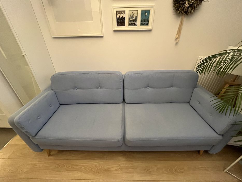 Niebieska rozkładana kanapa