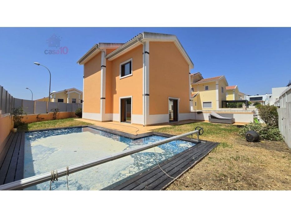 Moradia V4 com piscina para arrendar em Rio de Mouro, Sintra