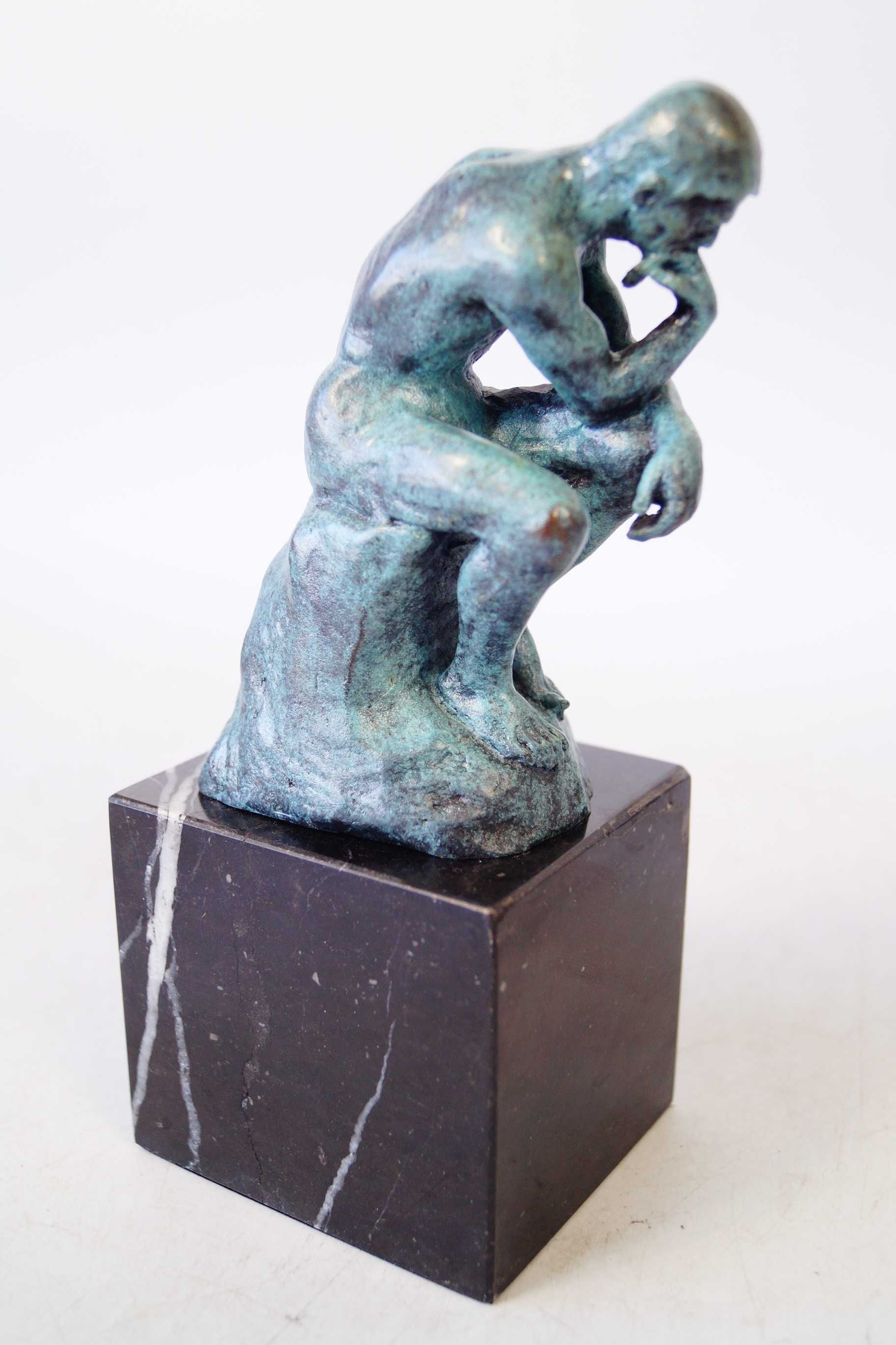 Figura z brązu rzeźba Myśliciel Rodin patyna