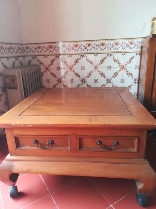 Mesa em madeira com rodas e duas gavetas