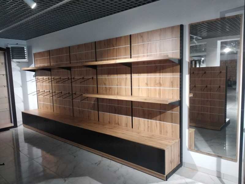 Металеві стелажі комбіновані з ДСП елементами.