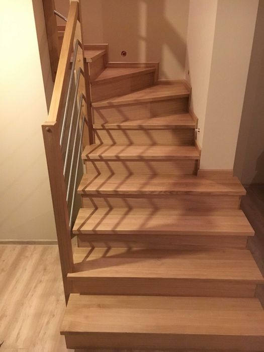 Schody dębowe z balustradą