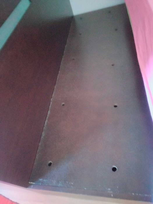 Cama de madeira e cómoda