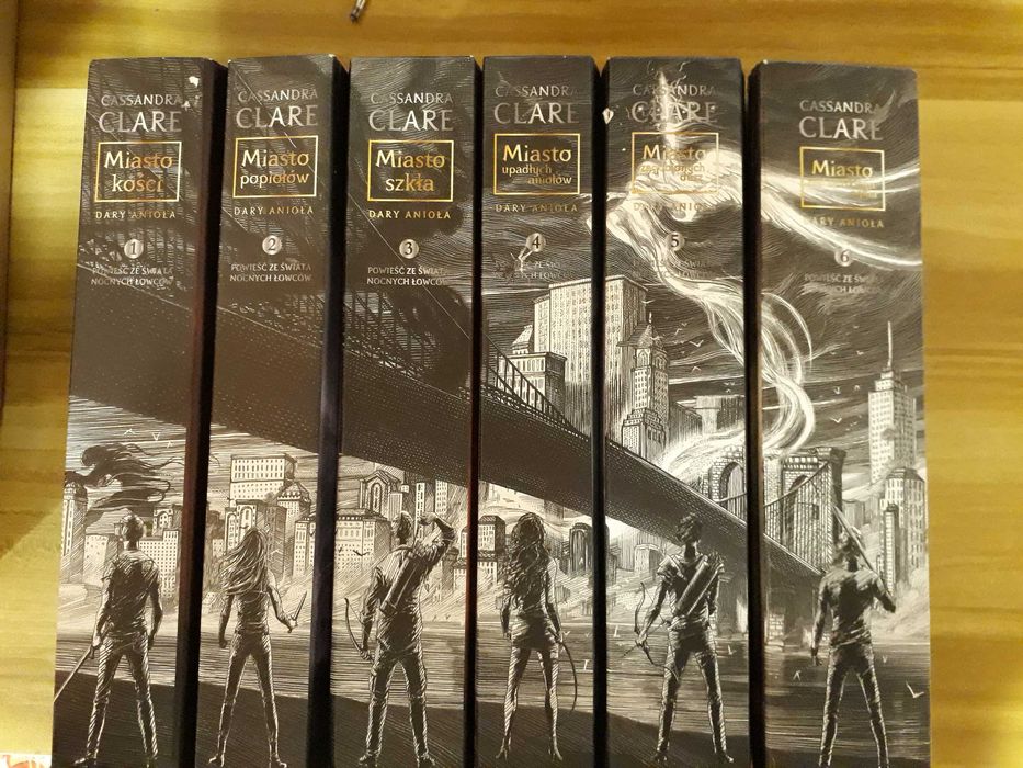 Saga ,,Dary Anioła" Cassandra Clare, 6 tomów, stan bdb wciągająca!