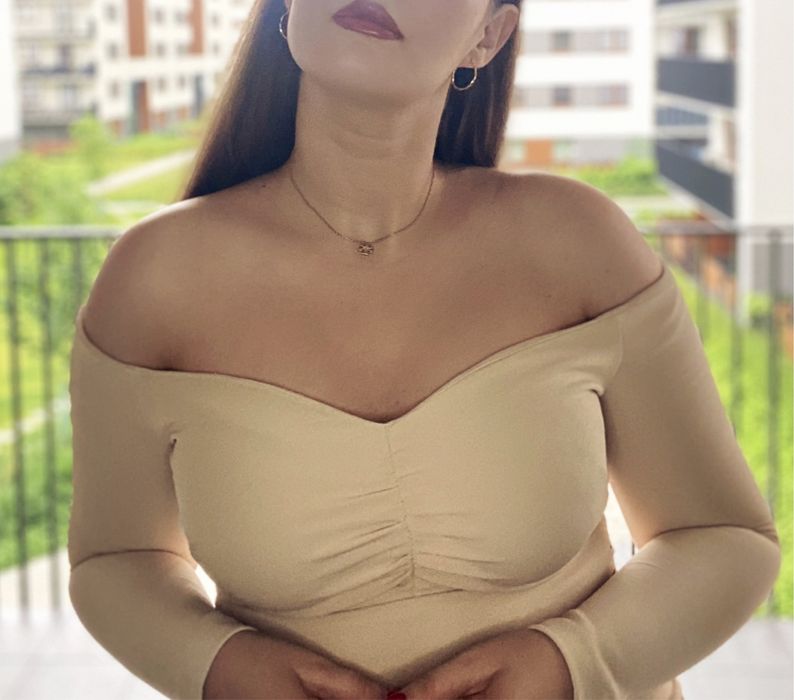 Sukienka z odkrytymi ramionami