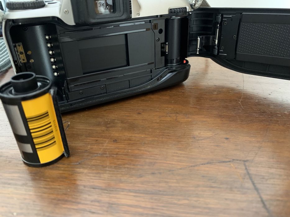 Antiga nikon F65 de rolo