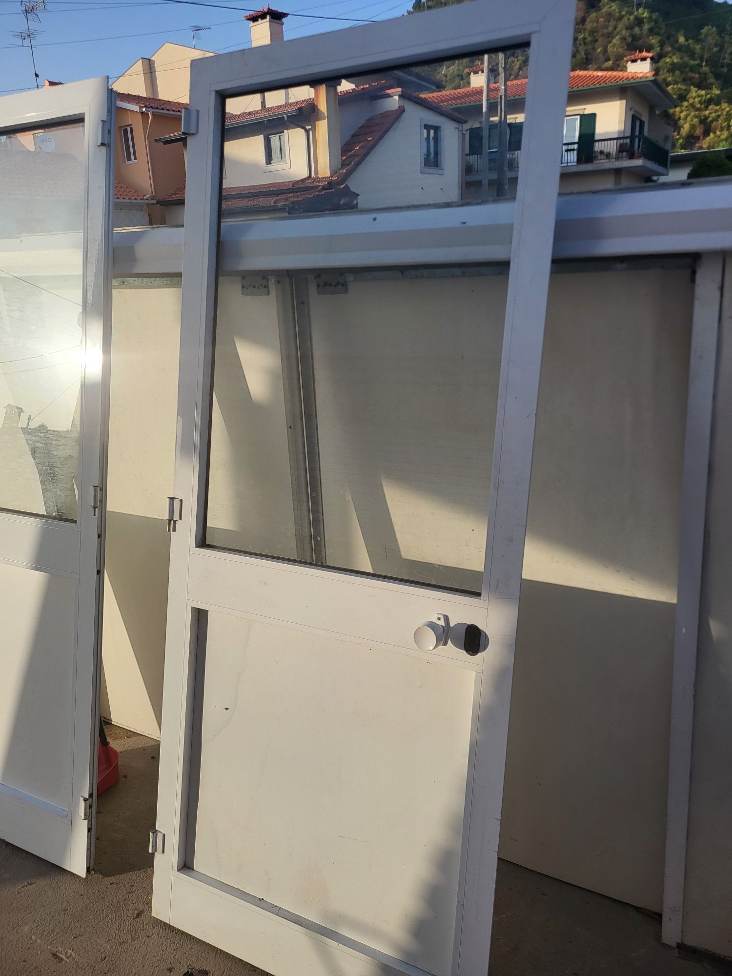 Vendo duas portas alumínio branco reservado