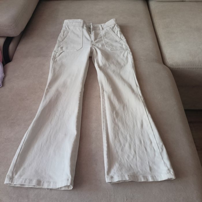Штани джинси білі кльош на дівчину