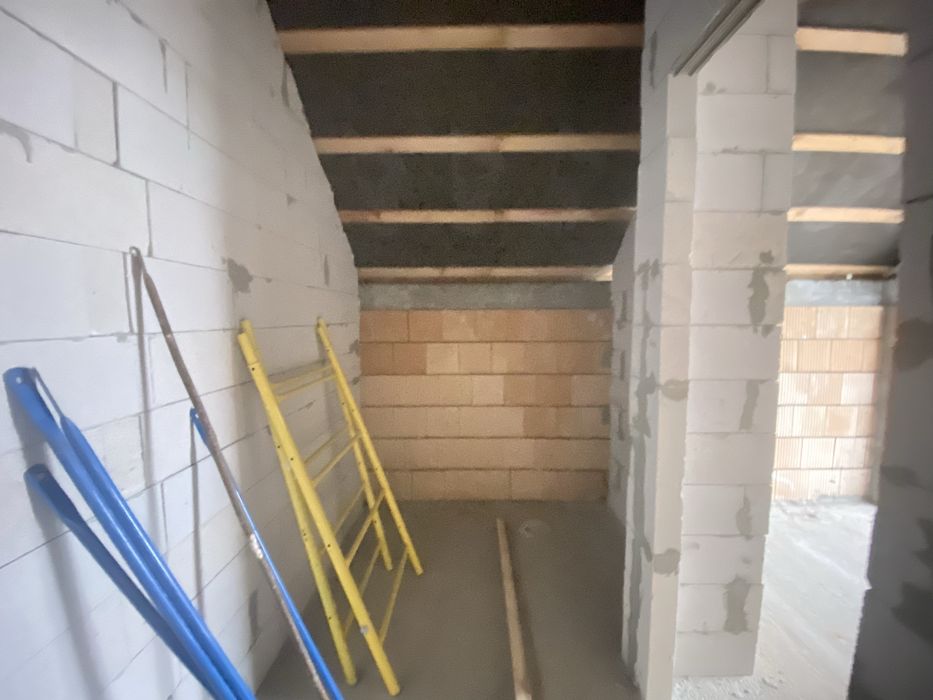 Двухповерховий будинок в спокійному районі!