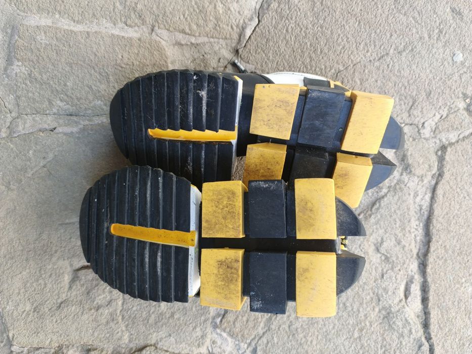 Кросівки жіночі  (дівочі)