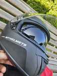 Kask motocyklowy z blendą przeciwsłoneczną
