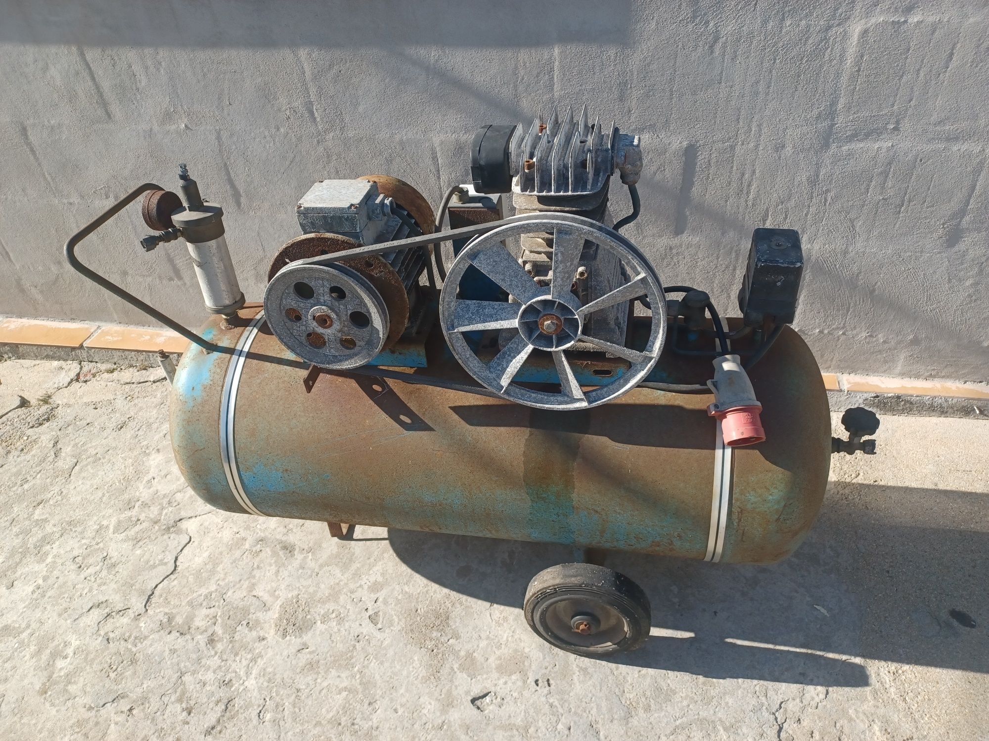 Compressor trifásico