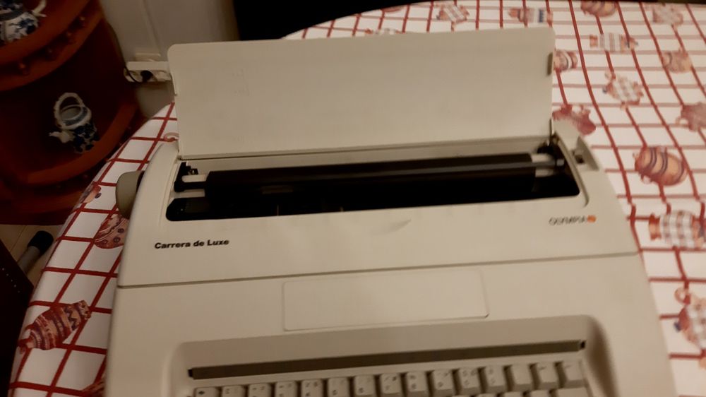 Máquina de escrever Olímpia elétrica em muito bom estado  conservação