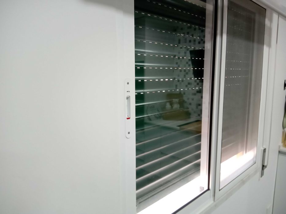 Janela com portas de correr  estore manual de embutir e rede bom preço