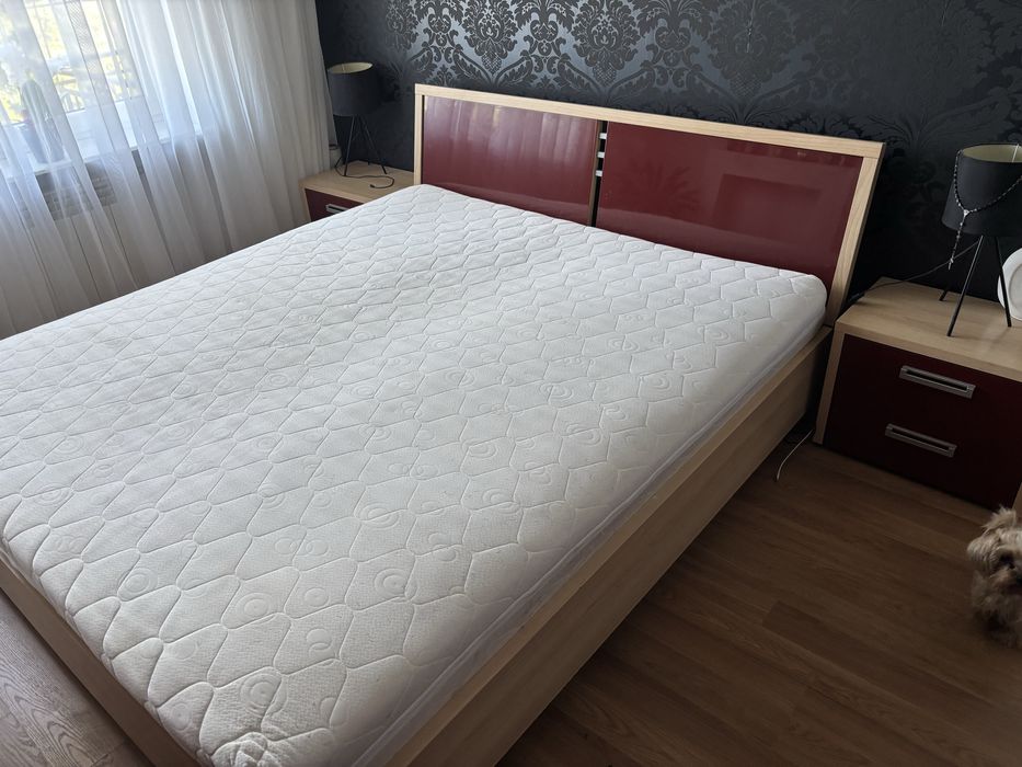 Łóżko z materacem