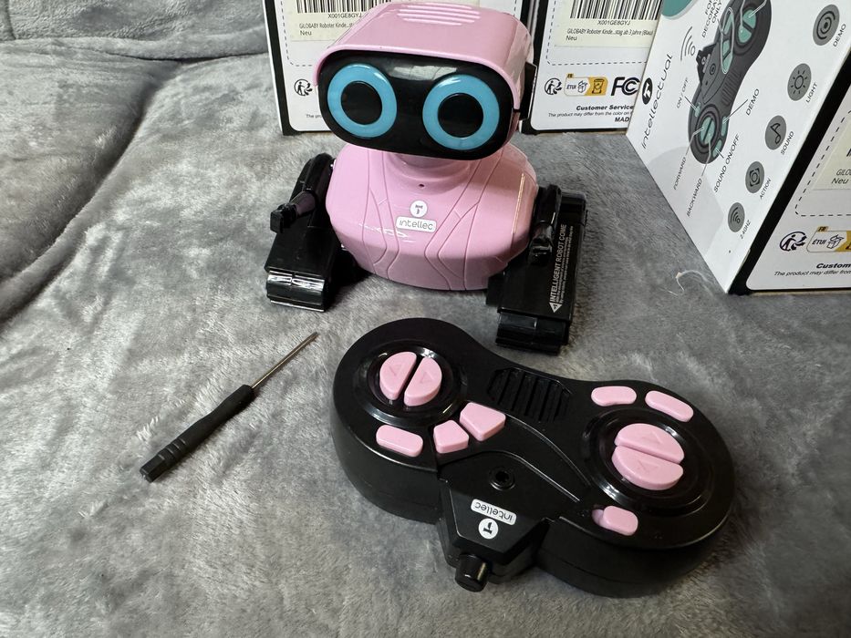Zestaw 5 nowych robotow zdalnie sterowanych /oczy led/muzyka/jezdzi
