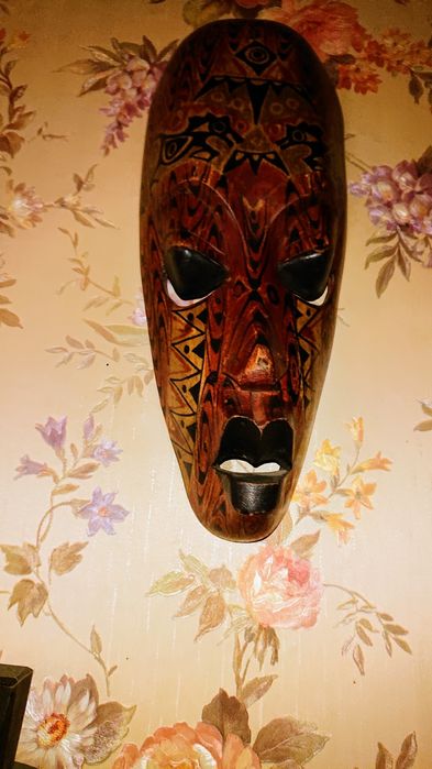 Maska z drewna w bardzo dobrym stanie