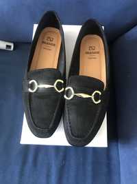 Sapatos pretos em camurca