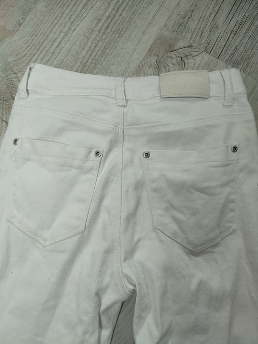 Boohoo 36 S spodnie damskie rurki skinny biale jeansy dżinsowe dziury