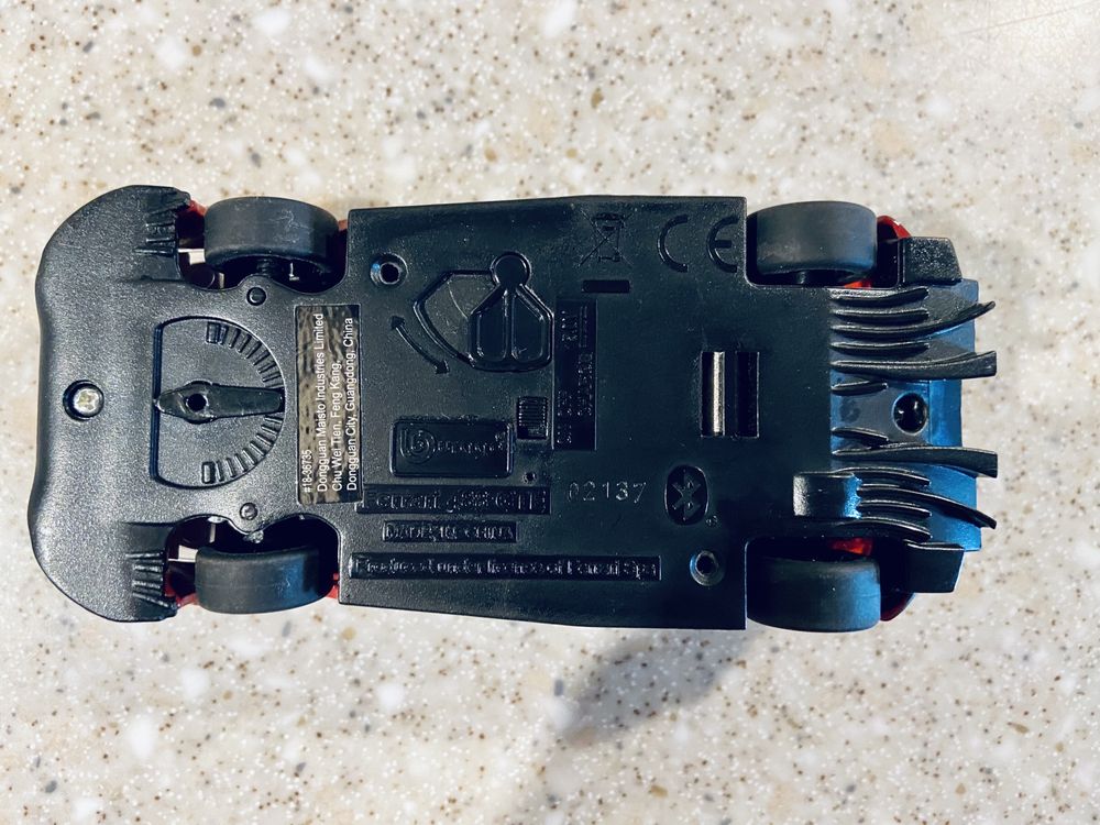 Ferrari 488 GTE BURAGO 1/41 model zdalnie sterowany Shell bluetooth