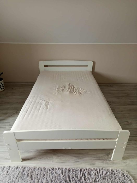 Łóżko z materacem
