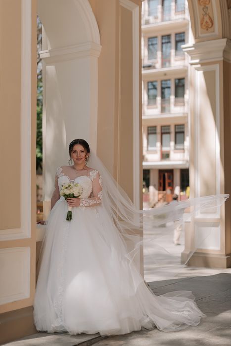 Весільна сукня зі шлейфом