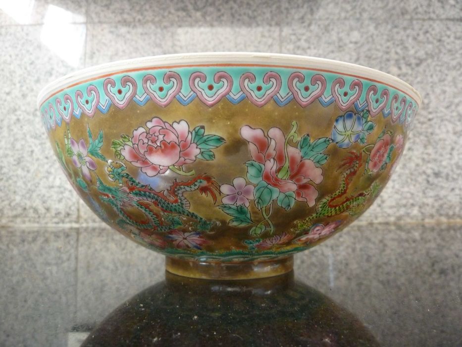 Duas taças chinesas em porcelana fina.