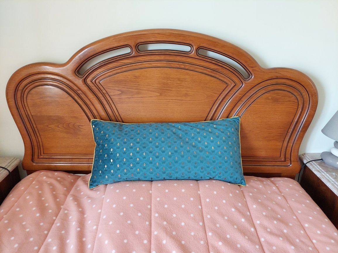 Conjunto Quarto Casal – Cama + 2 Mesas de Cabeceira + Cómoda