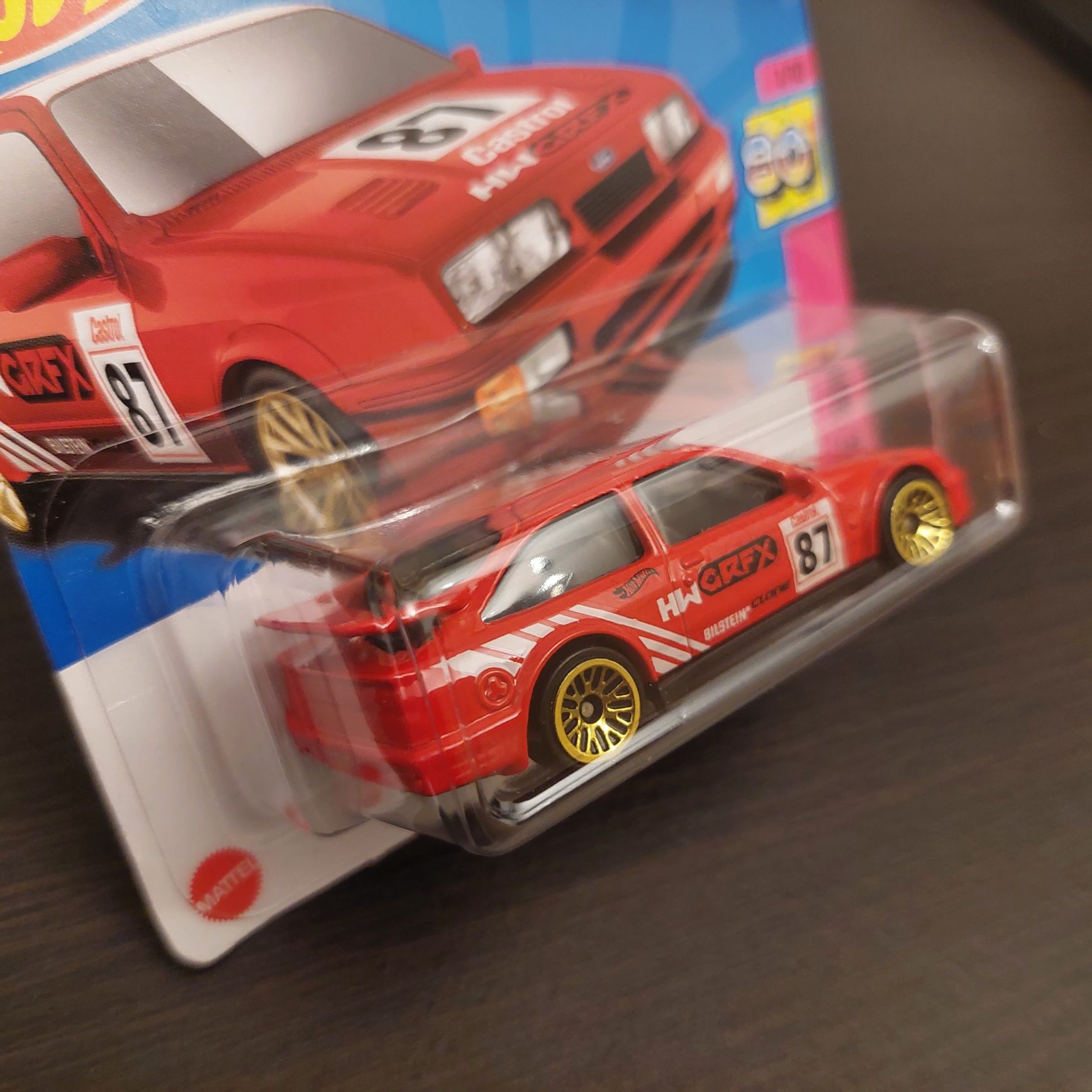 Dwa modele HOTWHEELS