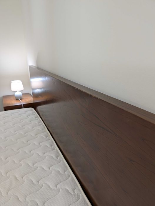 Conjunto de Quarto–Cama King + Estrado e Colchão + 2Mesas de Cabeceira
