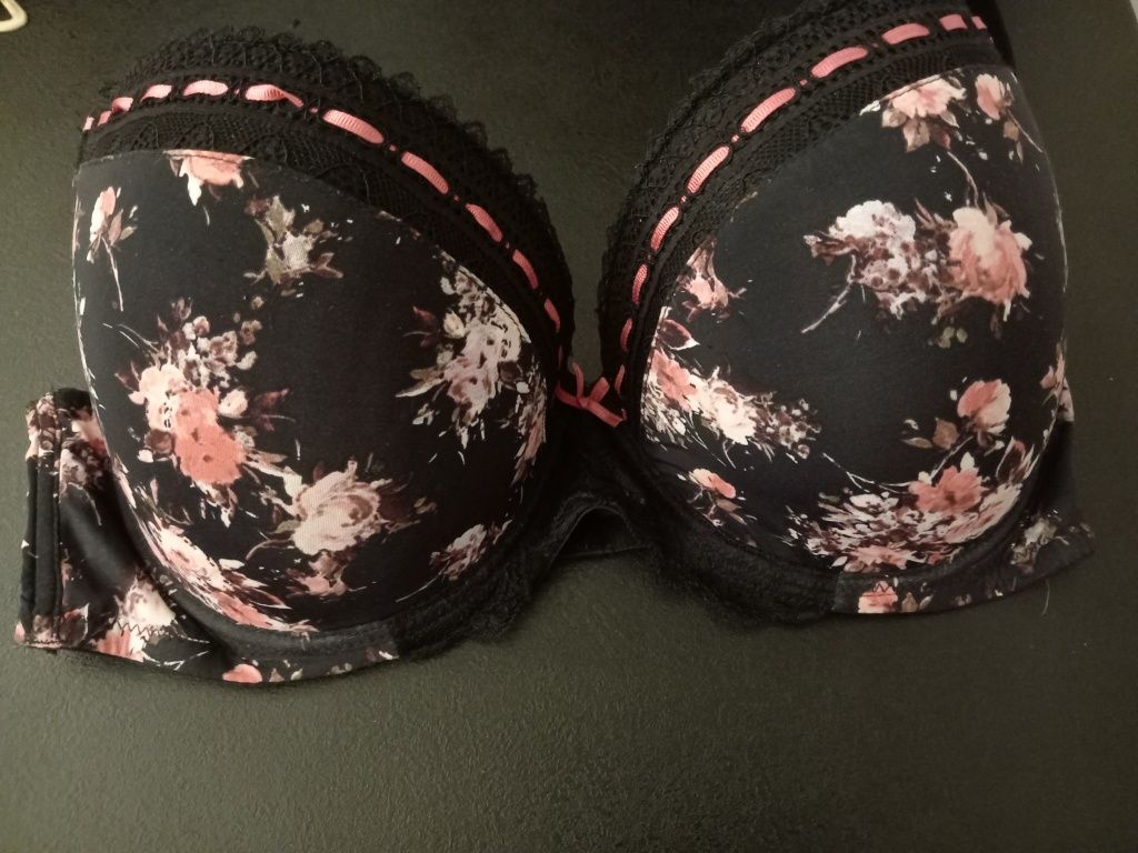80 F biustonosz z fiszbinami push up. Kolor czarny z kwiatkami.