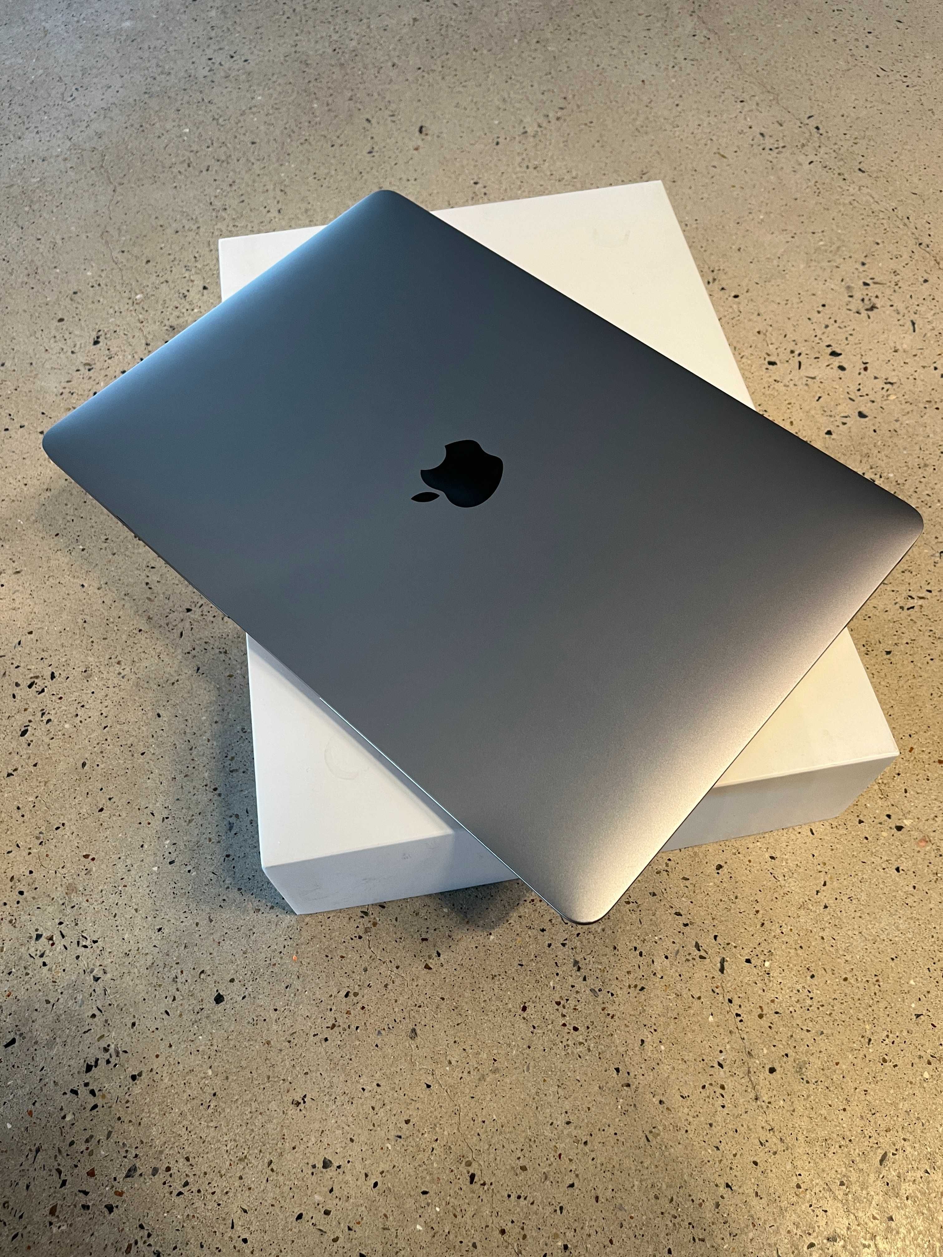 MacBook M1 Air 13.3” Retina 8GB / 256GB / Gwiezdna Szarość - IDEALNY