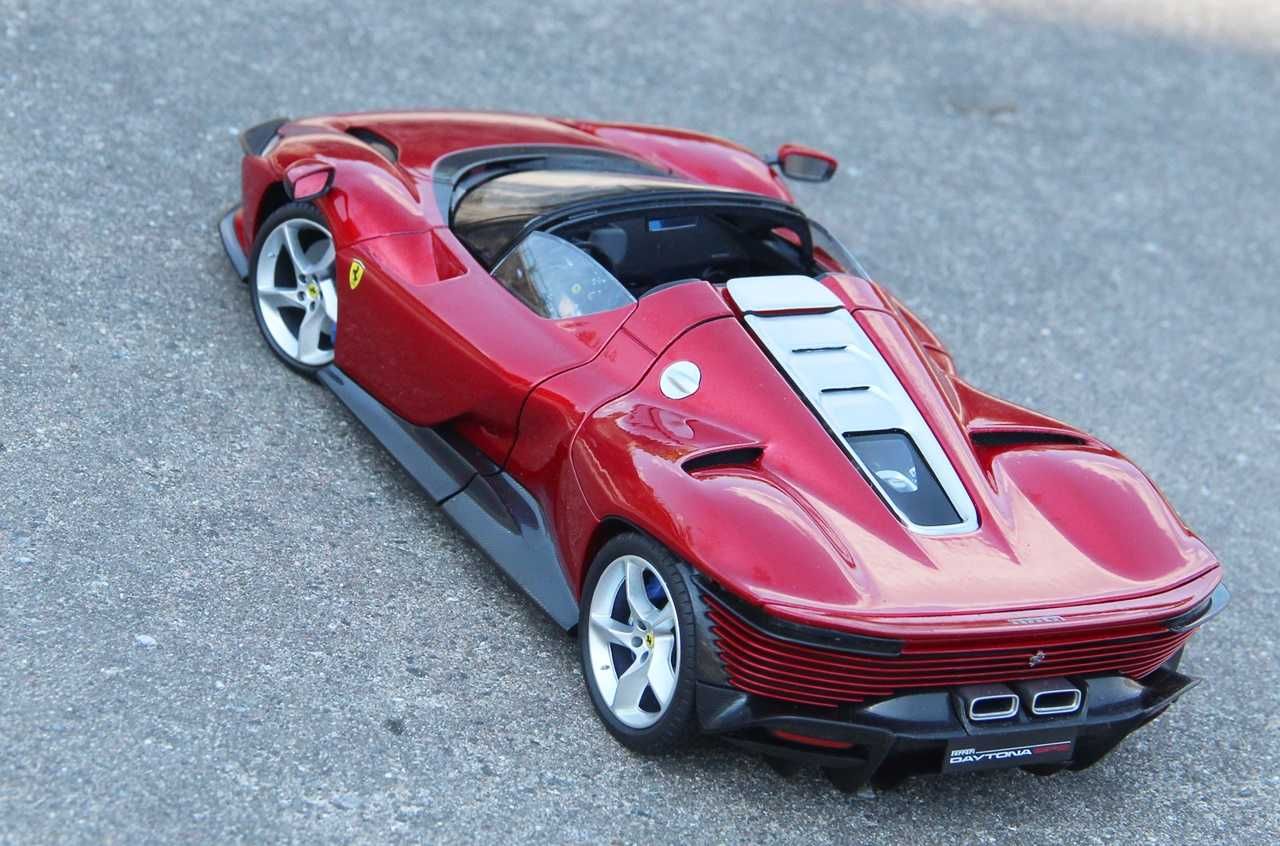 1/18 Burago Ferrari Daytona SP3 plus daszek