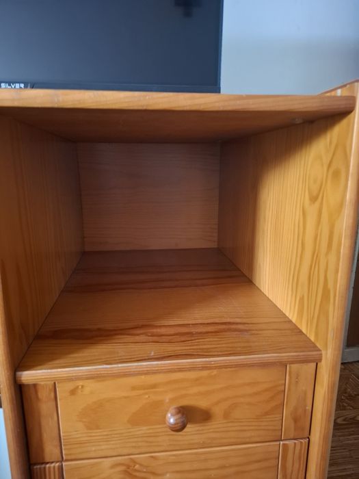 Secretária de madeira.