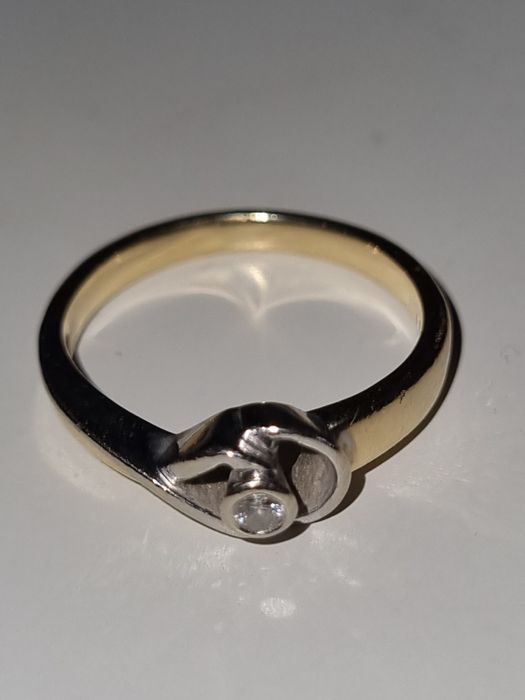 złoty pierścionek z diamentem