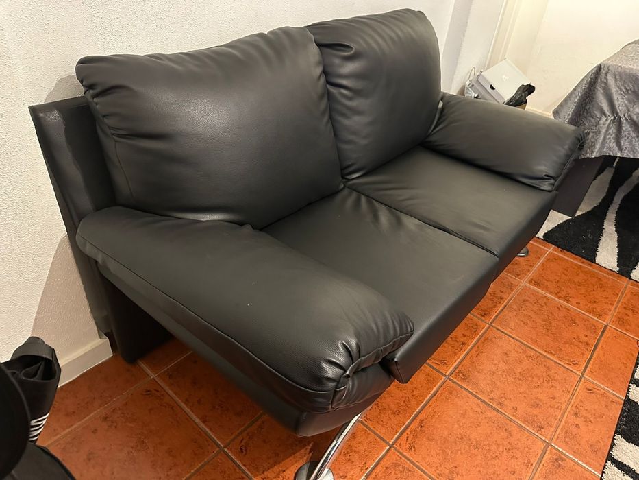 Sofás em pele usados