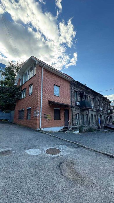Продам 3-поверхове приміщення в центрі міста
 вул. Моссаковського, 1