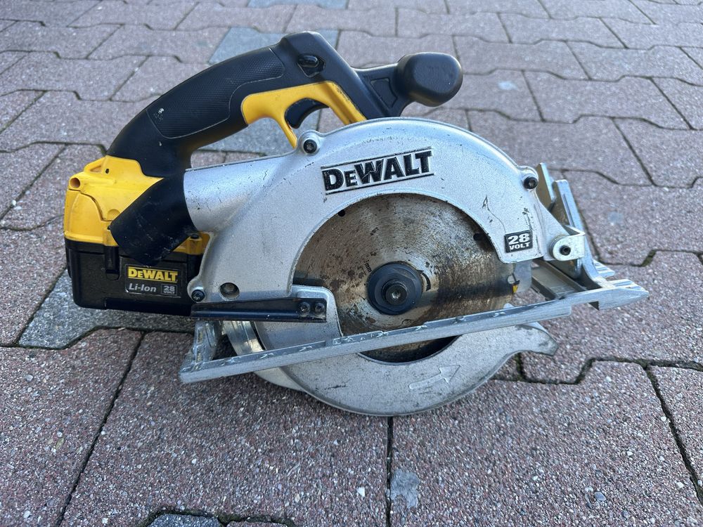 Piła pilarka tarczowa DEWALT DC310 700Watt / bateria 28V  2,2ah