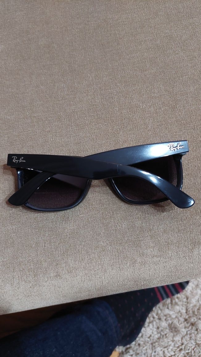 Oculos  de sol originais , com caixa e 2 lentes suplentes.